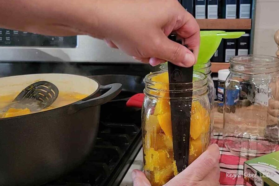 removing air bubbles from canning jar