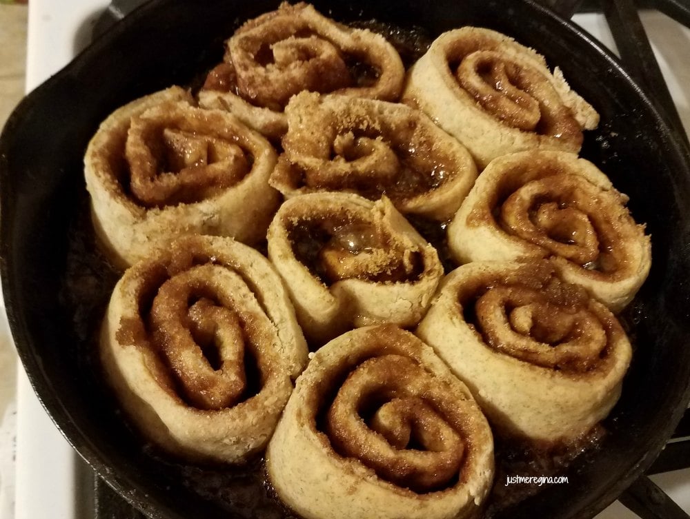 Hot cast iron cinnamon rolls recipe - Eat Travel Life