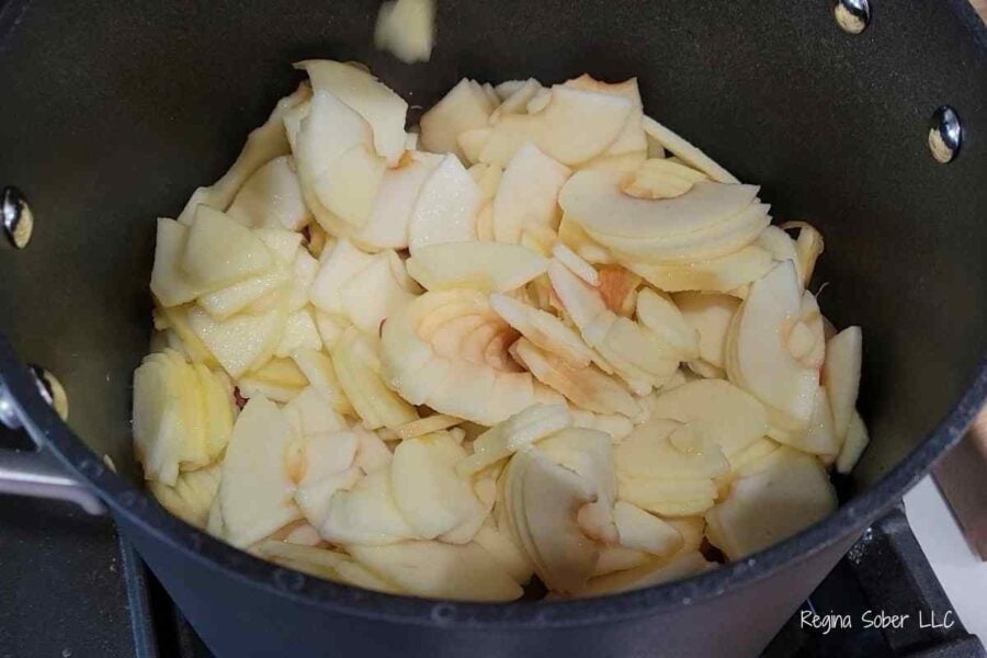 pot of apple slices