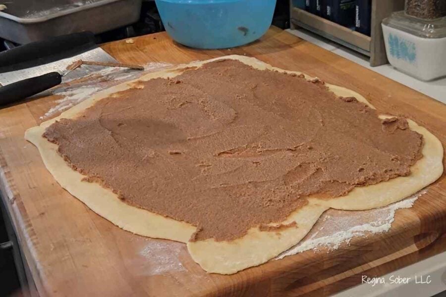 spread the butter mixture with an offset spatula and close to one end and not the opposit e other for crimping the edge