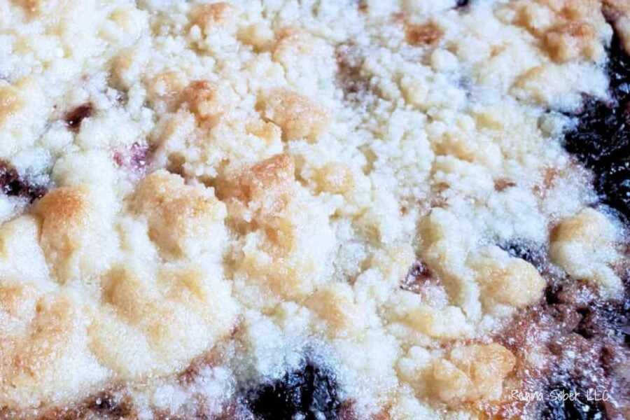 baked tart cherry crumb pie
