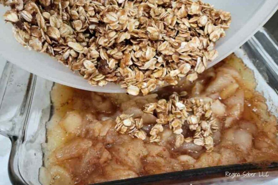 oatmeal topping on sliced apples