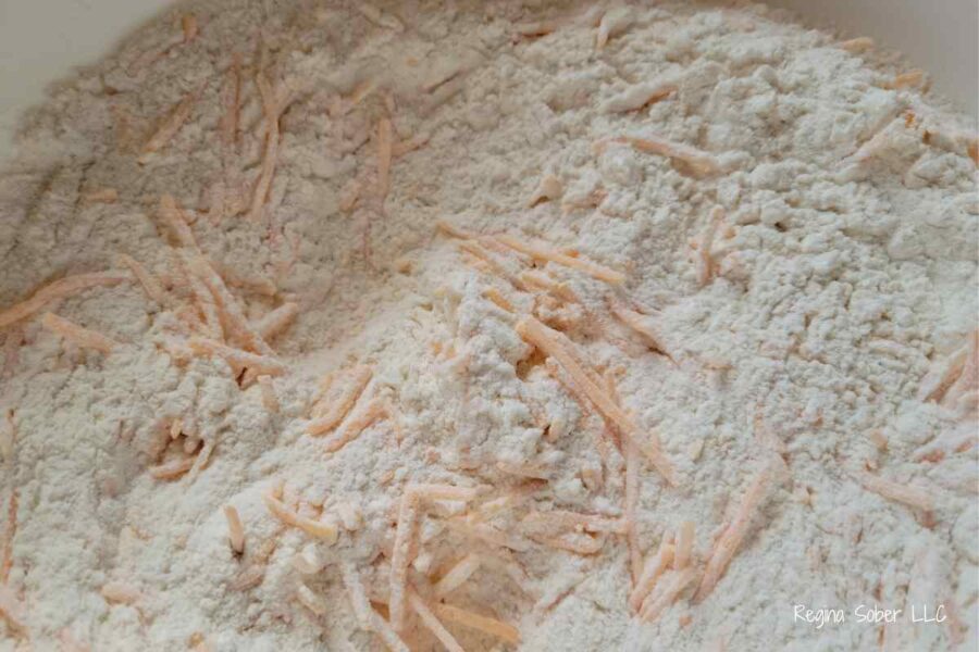 mix the dry ingredients together and mix to evenly distribute them