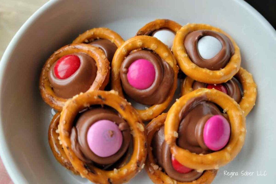 Valentine pretzel buttons