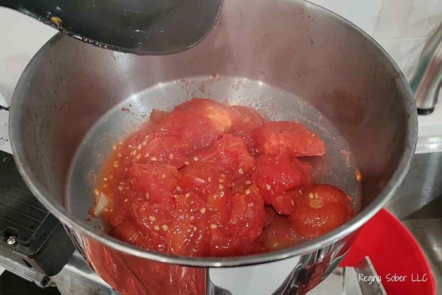 Food mill with cooked tomatoes