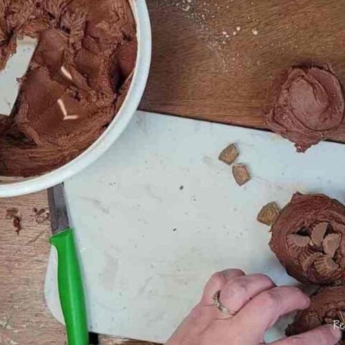 frosting cupcakes with delicious smooth frosting