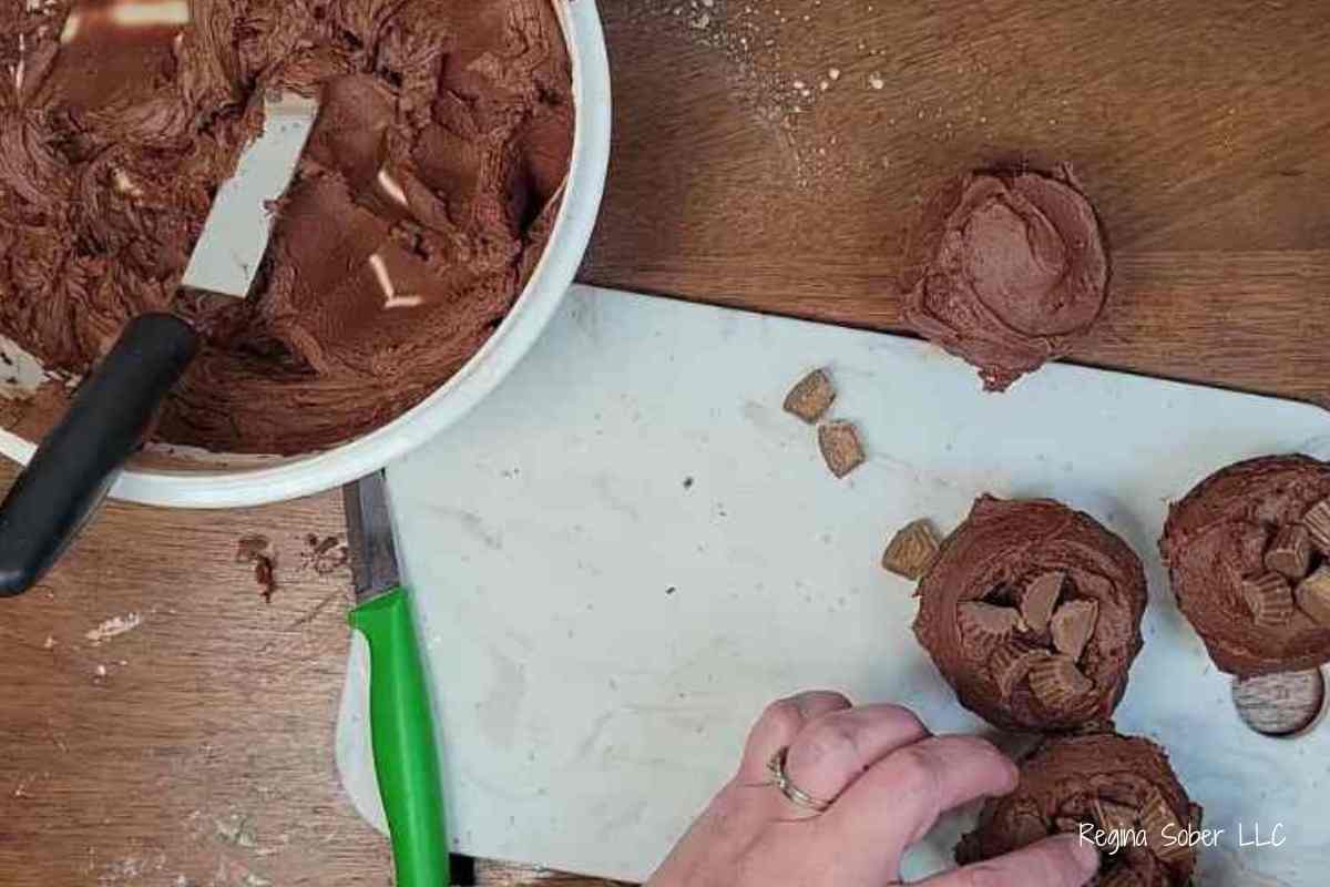 frosting cupcakes with delicious smooth frosting