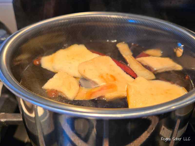 apple slices, cinnamon sticks, whole cloves, allspice