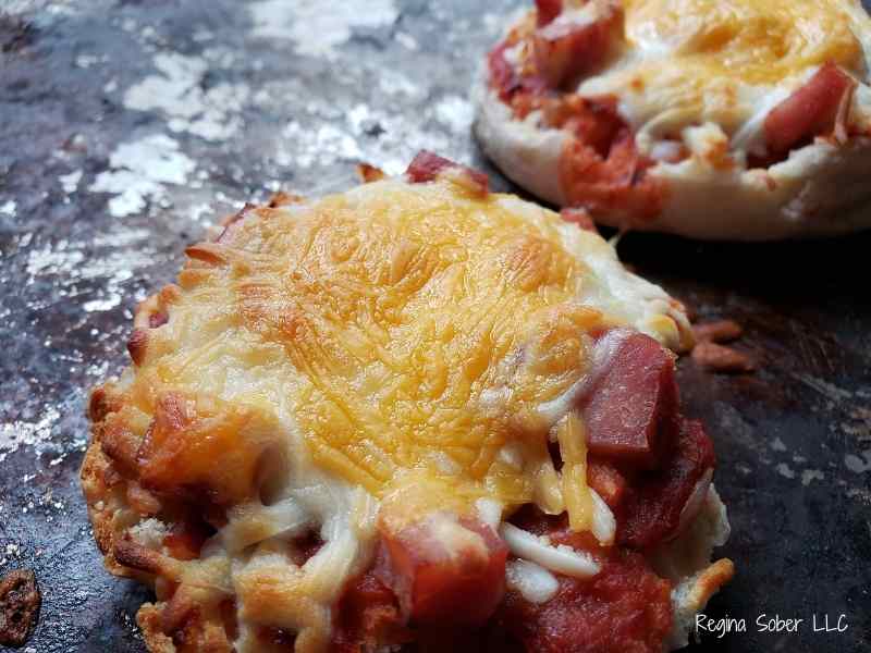easy snack for kids, pizza made from English muffins